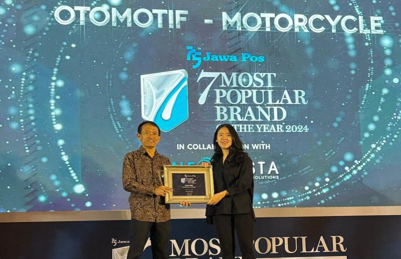Jawa Pos Menyerahkan Piagam Penghargaan kepada Jennifer Rusli, Public Relations Manager ALVA