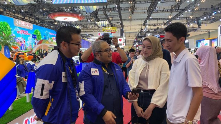 Interaksi pramuniaga SEVA dengan pengunjung di pameran GIIAS 2024