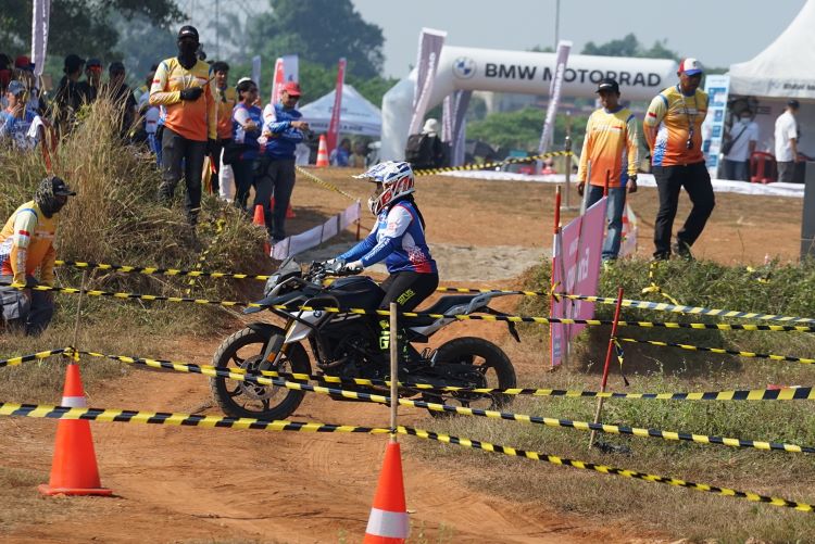 Peserta ajang BMW Motorrad GS Race Indonesia melintasi rintangan yang menguji adrenalin