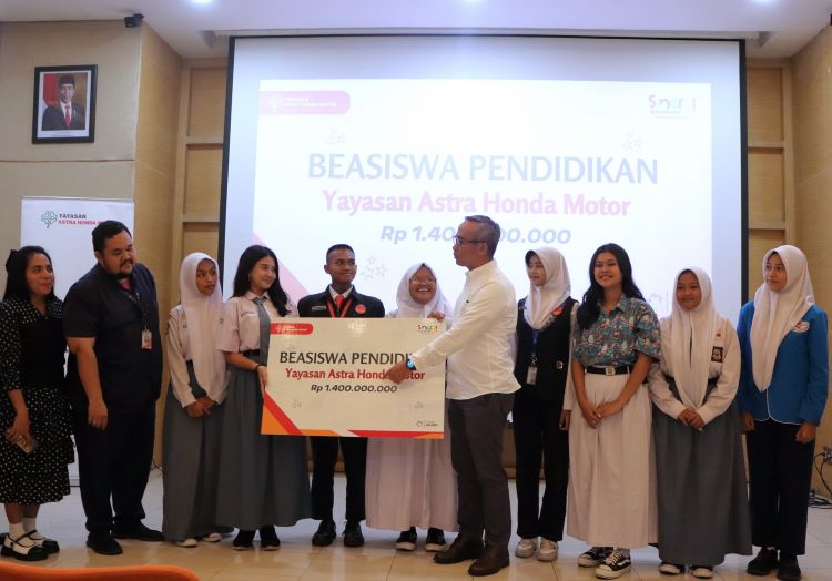 Penyerahan beasiswa kepada para duta safety riding binaan Astra Honda Motor