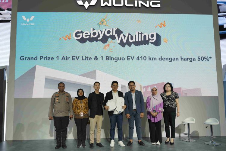 Perwakilan para pemenang Grand Prize GIIAS 2024 Wuling yang mendapatkan hadiah menarik