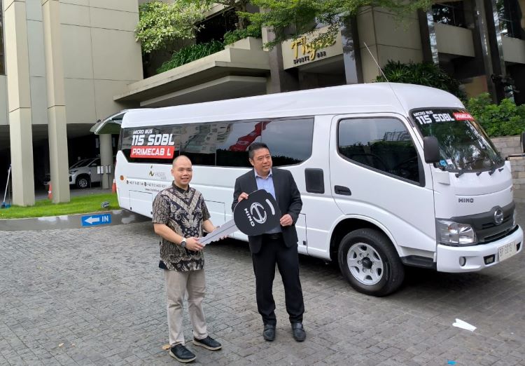 Handover ceremony Hino Bus 115 SDBL PRIMECAB L kepada PT. Raflesia Nusantara - i Hotel 