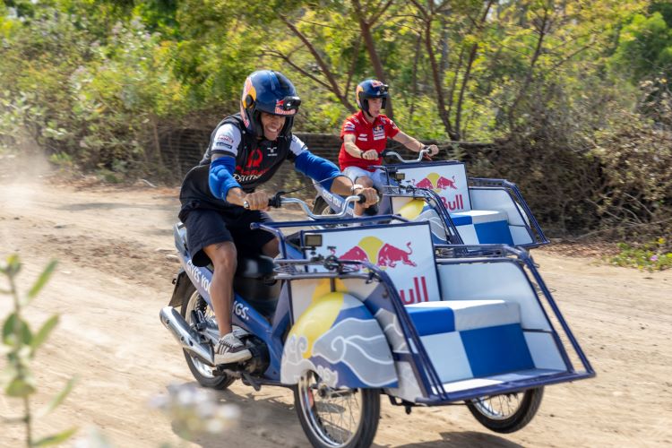 Aksi kocak pebalap MotoGP balap becak di Mandalika