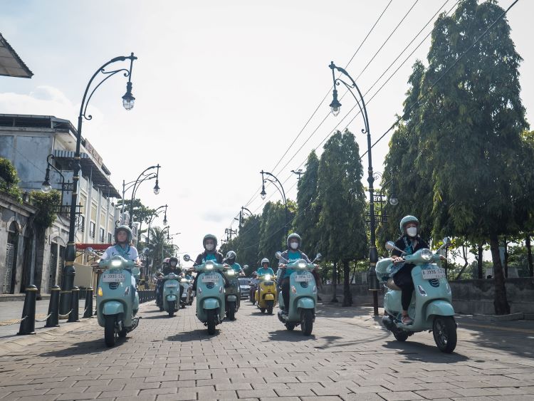 Komunitas Vespa ikut semarakan Hari Batik Nasional dengan touring bareng