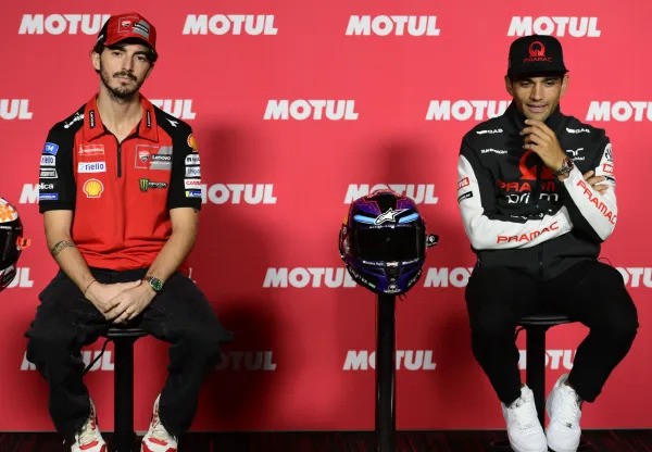 Francesco bagnaia dan Jorge Martin, serius  bicara gelar di GP Jepang. (Foto: crash)