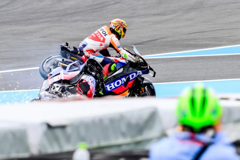 Motor Alex Marquez yang nyangkut dan terseret tunggangan Joan Mir di Motegi. (Foto: the-race)