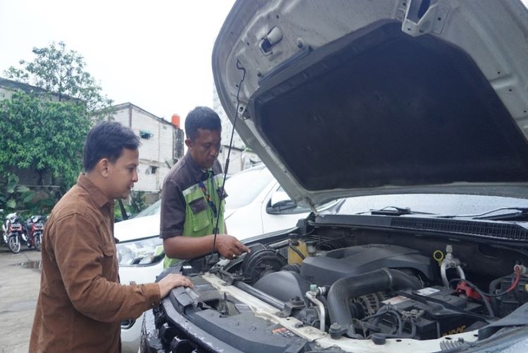 Proses pengecekan mobil di area pelelangan Ibid