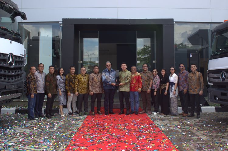 Petinggi Daimler Indonesia dan SWI meresmikan diler barunya di Kota Balikpapan