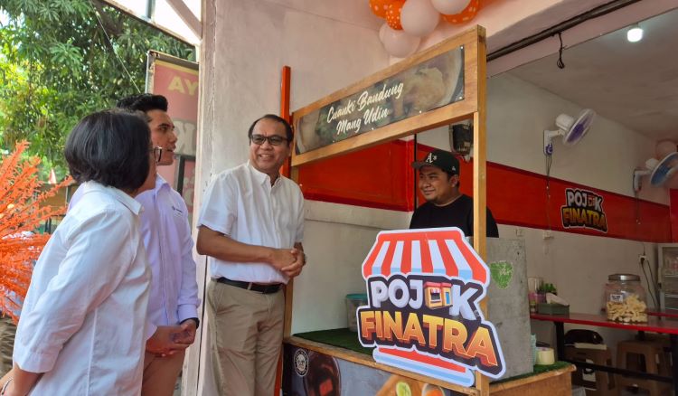 Petinggi Finatra meninjau lapak UMKM yang akan membantu mereka untuk lebih maju