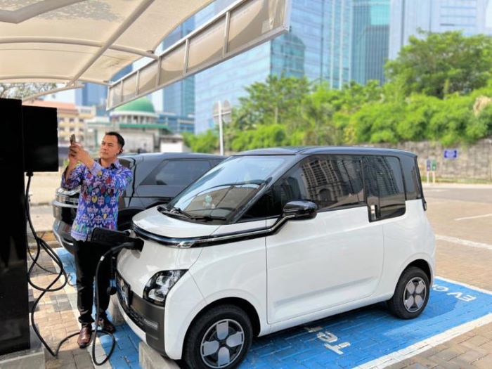 Mobil listrik sementara melakukan pengecasan di SPKLU Terra Charge
