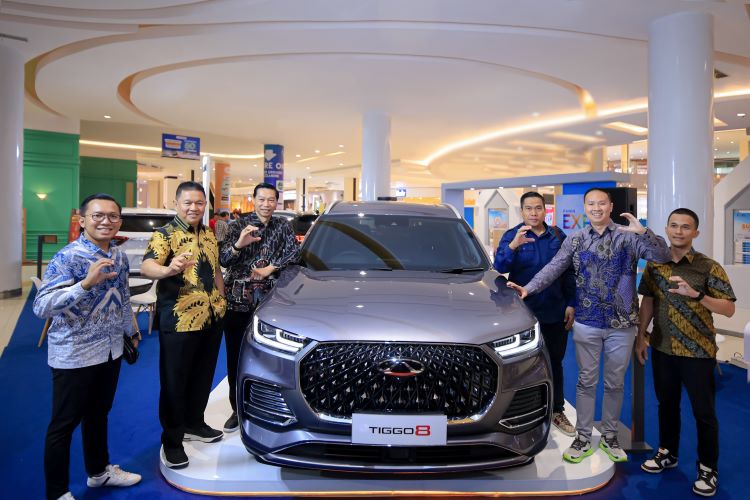 Petinggi Chery Indonesia meluncurkan SUV Tiggo 8 di Makassar