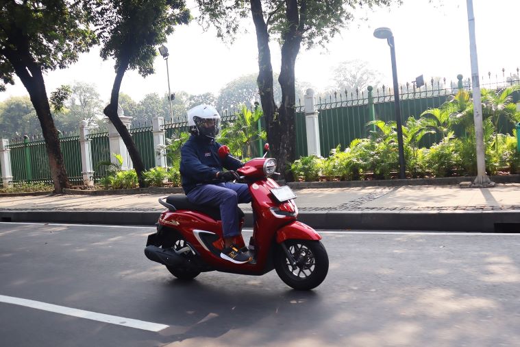 Seorang pemotor melakuakn inreyen usai meminang motor baru