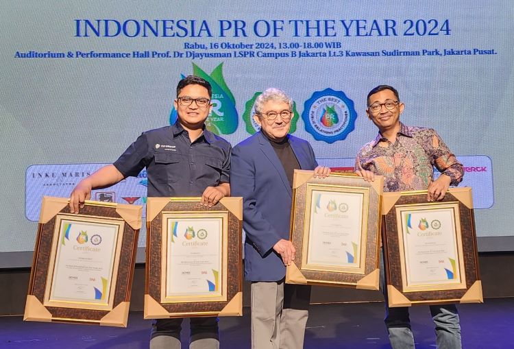 Petinggi FIFGROUP menerima 4 penghargaan sekaligus dalam ajang Indonesia PR of The Year 2024