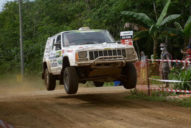 Mobil Jeep Cherokee yang dikendarai pebalap Refly Febriansyah tampil atraktif di Rally Binuang, Kalimantan Selatan