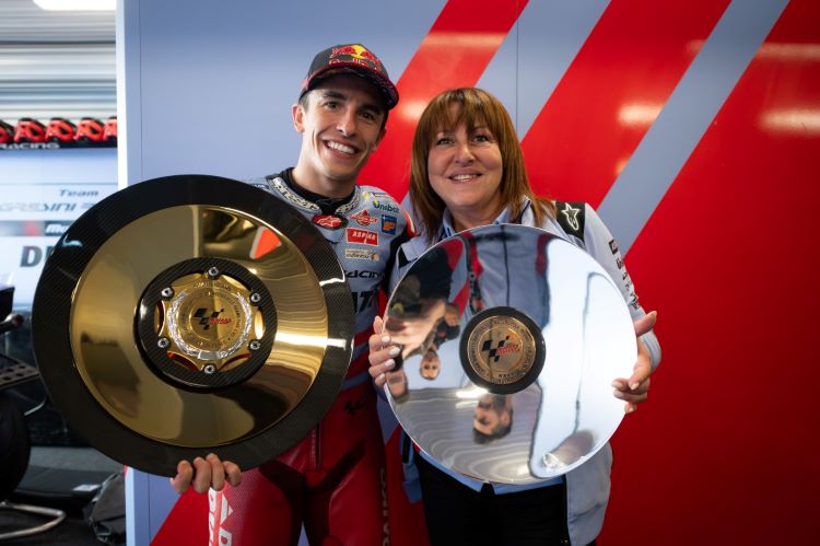 Marc Marquez didampingi pemilik Gresini Racing merayakan podium di Seri MotoGP Australia