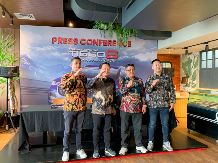 Petinggi Chery meluncurkan Tiggo 8 di Bandung