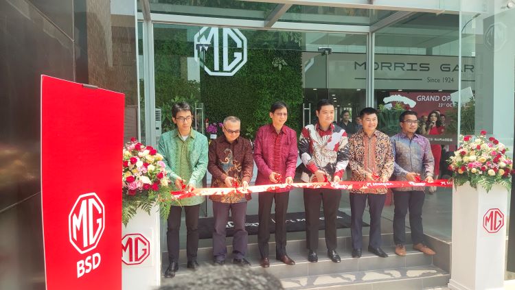 Para petinggi MG motor Indonesia dan Mimosa saat membuka flagship dealer pertamanya di BSD City, Tangerang