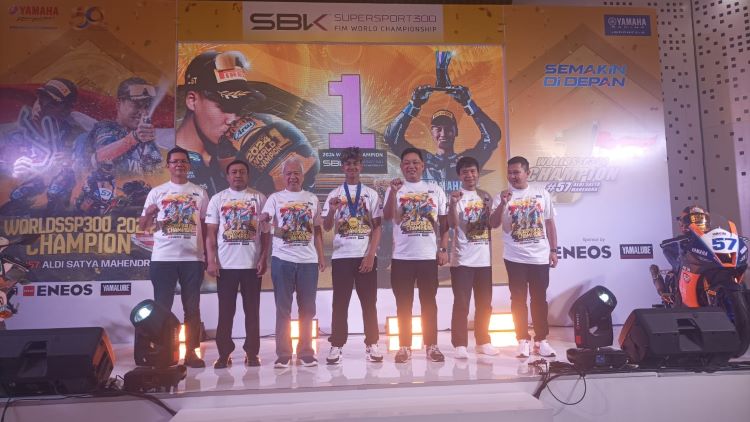 Pebalap Yamaha  Aldi Satya Mahendra berfoto bersama petinggi Yamaha Indonesia 