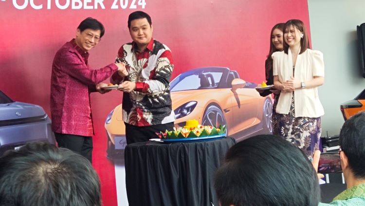 Petinggi MG Motor Indonesia dan Mimosa Goup dalam pembukaan dealer flagship baru di BSD City