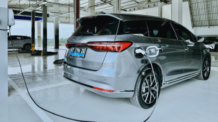 Sebuah mobil BYD melakukan pengecasan baterai di showroom BYD  Haka Auto