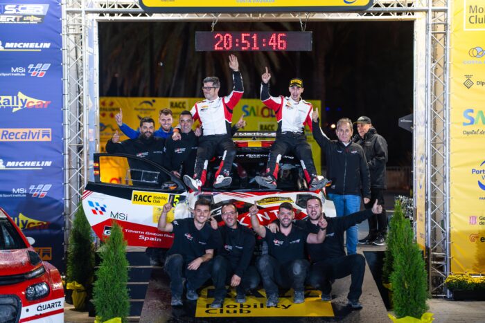 Alejandro Cachon dan Borja Rozada di podium juara Rally ARCC