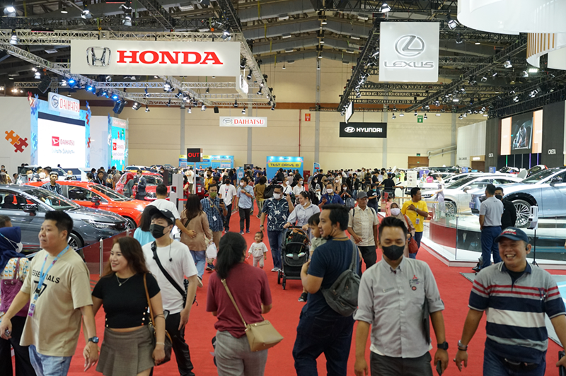 Pengunjung antusias mengunjungi pameran Gaikindo Jakarta Auto Week