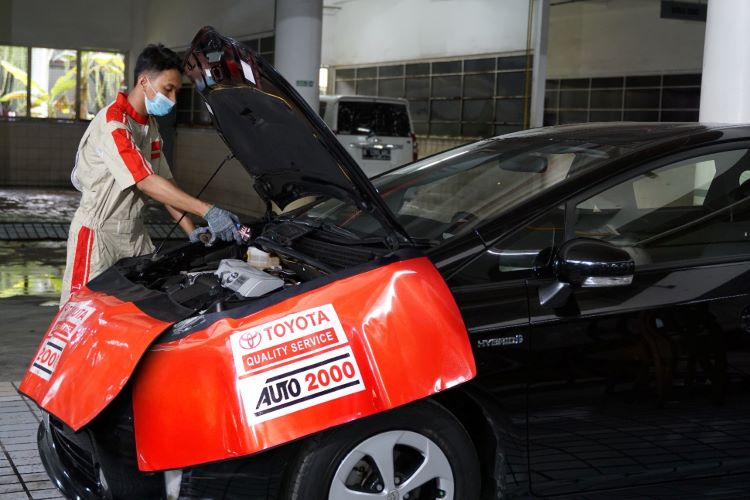 Mekanik Auto2000 sementara melakukan perawatan terhadap mobil hybrid konsumen