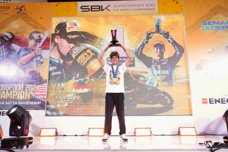 Aldi Mehendra , juara dunia World Supersport 300 (WorldSSP300) 2024 yang didukug pelumas ENEOS