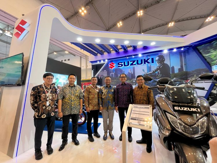 Wakil Kemenperin berpose bersama petinggi AISI dan Suzuki di IMOS 2024
