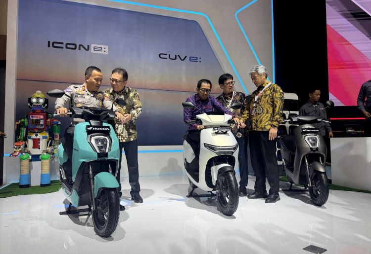 Pejabat Kemenperin didampingi petinggi Honda mencoba dua motor listrik baru