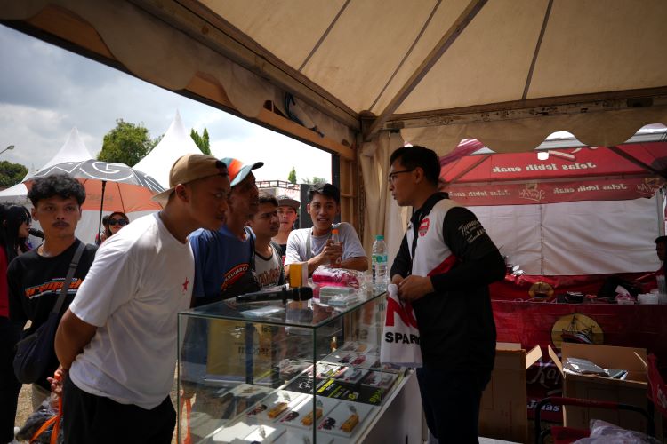 Anak motor antusias dengan edukasi pihak NGK di Honda Bikers Day 2024