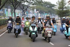 Ratusan Pecinta Skuter Listrik Meet Up Bareng Kaka Slank di IMOS 2024
