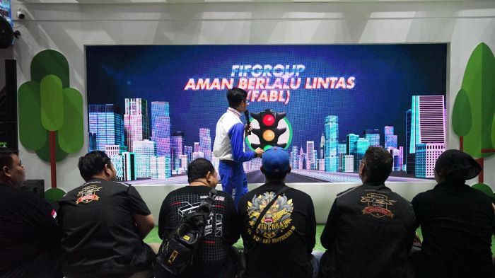 Instruktur safety riding Honda memberikan edukasi keselamatan kepada pengguna motor