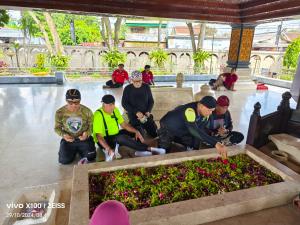 Tur Legend Riders Jogjakarta -  Bali,  Belok Blitar Untuk Minta Ampun di Makam Bung Karno