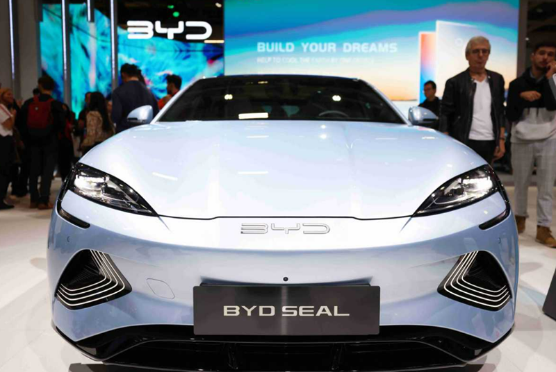 BYD Cetak Sejarah, BYD Akhirnya Ungguli Tesla dalam Penjualan Kuartalan di Tengah Persaingan Ketat Pasar EV