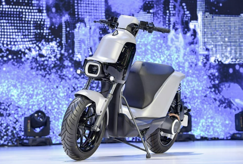 Yamaha ELOVE: Motor Listrik Canggih yang Bikin Pengendara Tak Perlu Turun Kaki Saat Berhenti