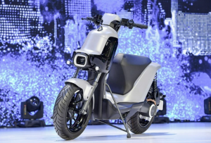 Yamaha ELOVE: Motor Listrik Canggih yang Bikin Pengendara Tak Perlu Turun Kaki Saat Berhenti