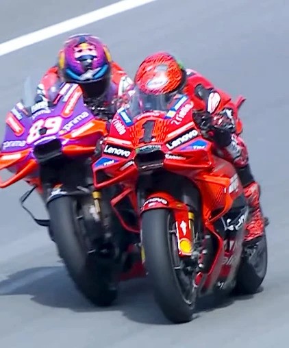 Fight keras Jorge Martin dan Francesco Bagnaia di GP Malaysia, memaksa perburuan gelar sampai di ujung kalender 2024. (Foro: ist)