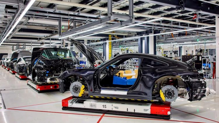 Sebuah pabrik mobil di Jerman yang mulai transisi menuju elektrifikasi