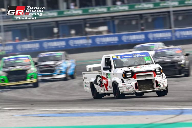 Tampilan Toyota Hilux Champ saat menjinakan sirkuit balap di Thailand