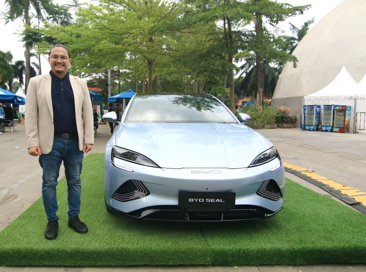 Head of PR & Government Relation PT BYD Motor Indonesia, Luther Panjaitan berfoto dengan unit BYD Seal yang laris manis di pasar