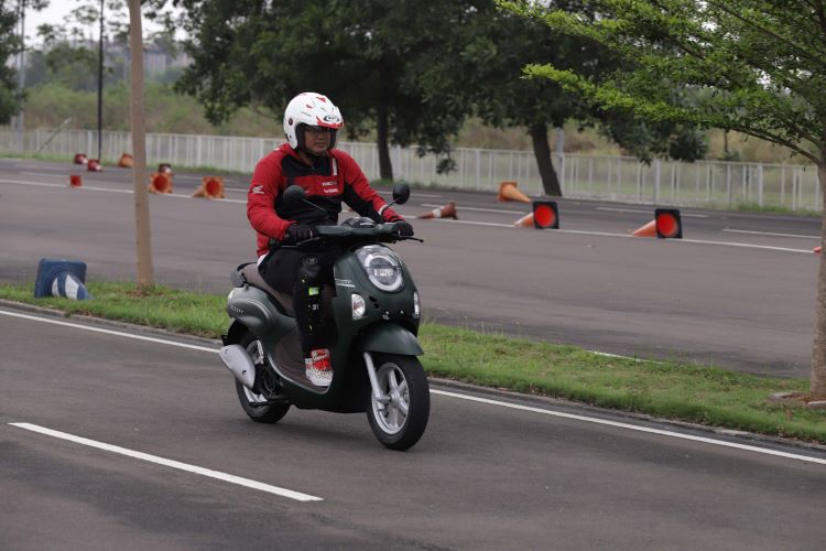 Executive Vice President Director AHM Thomas Wijaya ikut merasakan sensasi menunggangi motor baru New Honda Scoopy 