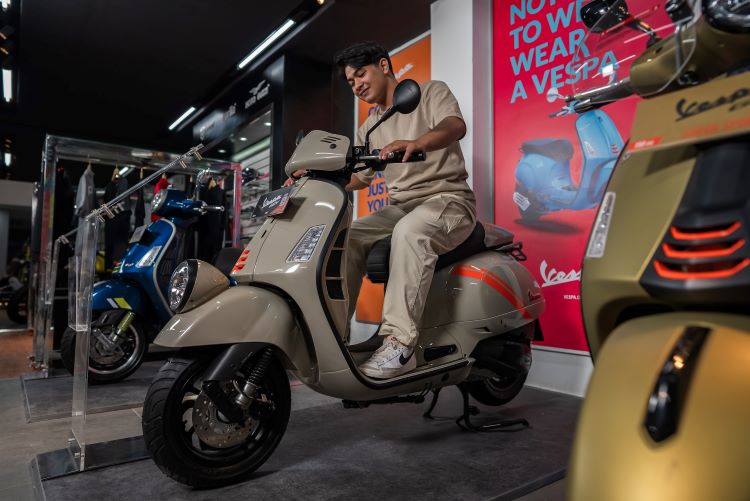 Deretan motor Vespa yang didisplay di dealer baru Motoplex di Balikpapan