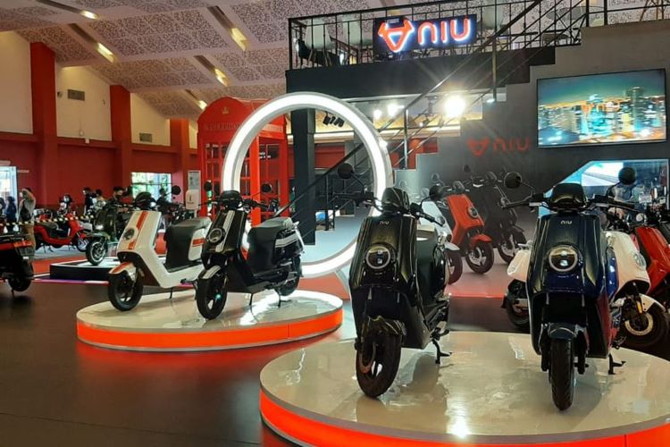 Deretan motor listrik Niu dalam sebuah pameran otomotif