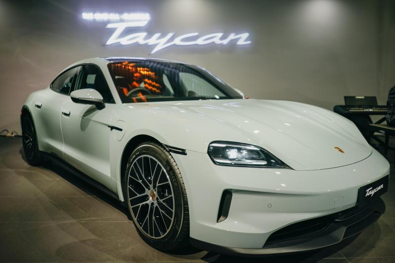 Porsche Taycan Baru Generasi Ketiga Resmi Diperkenalkan di Porche Centre Surabaya