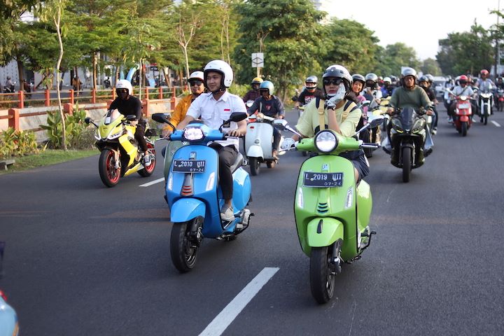 Keseruan touring bersama komunitas lain dalam acara Motion di sebuah kota