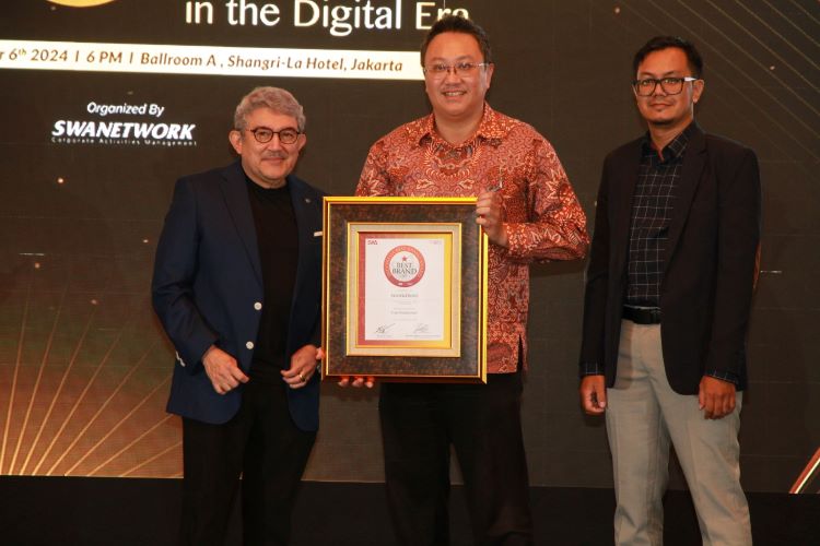 Perwakilan Shop&Drive menerima penghargaan dan SWA