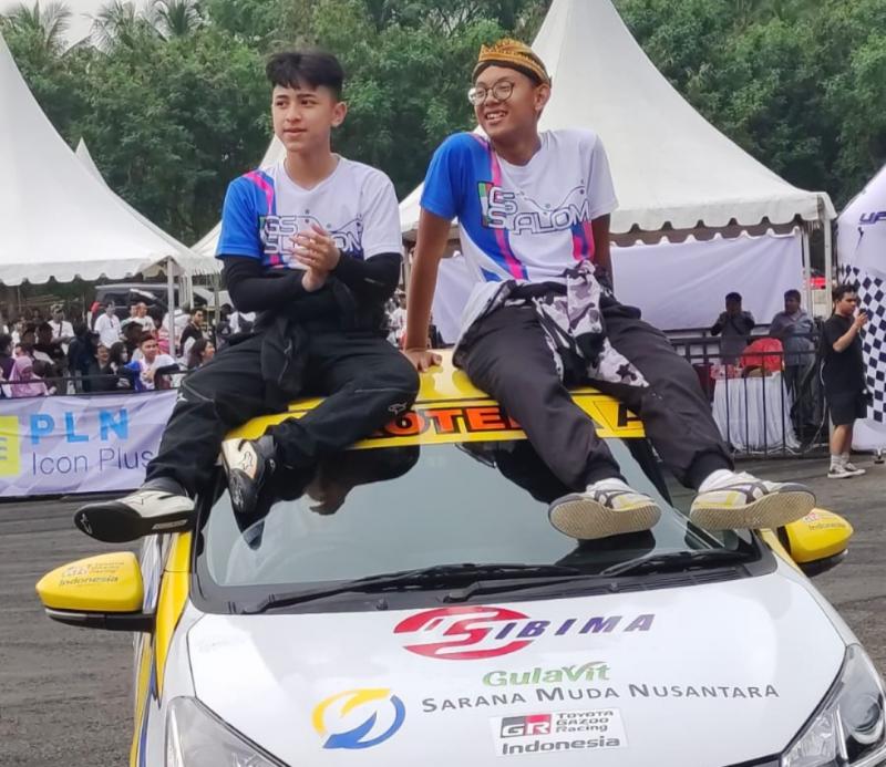 Danesh Dario (kiri) dan Adnan Suryadinata, juara kelas Team Kejurnas Slalom U23 musim 2024