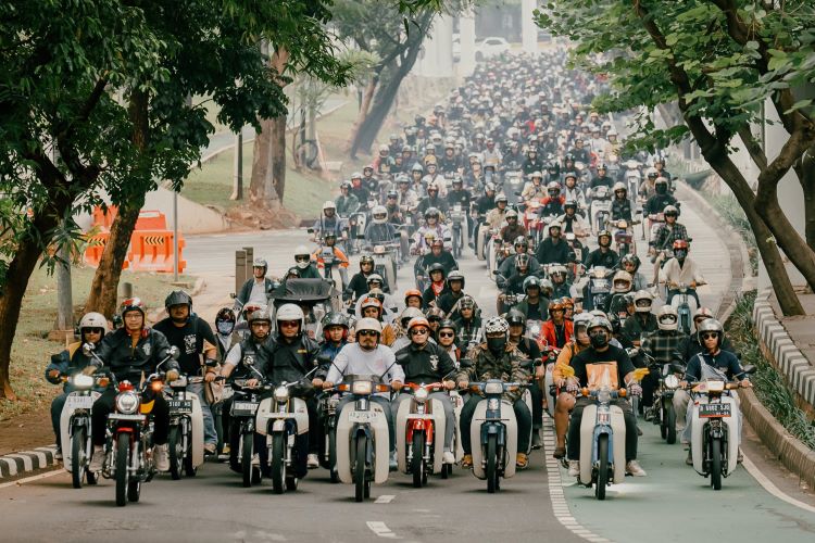 Ribuan bikers motor bebek riding di Jakarta