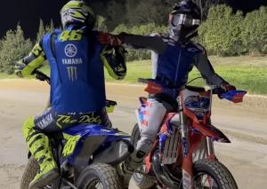 Permusuhan Panjang Valentino Rossi dan Casey Stoner Berakhir Damai di  Trek Offroad Tavuilla